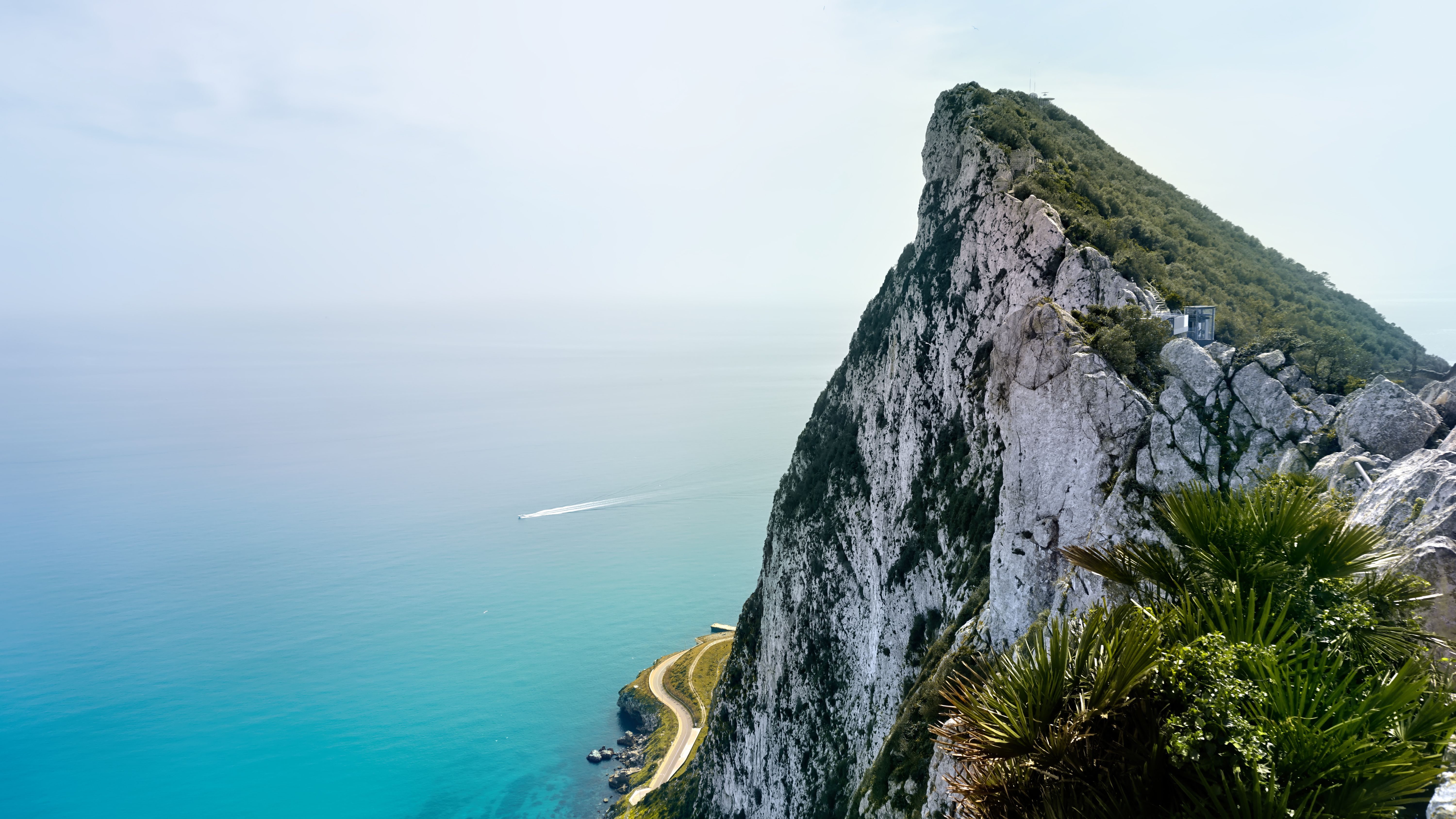 Le rocher de Gibraltar au-dessus de la Méditerranée